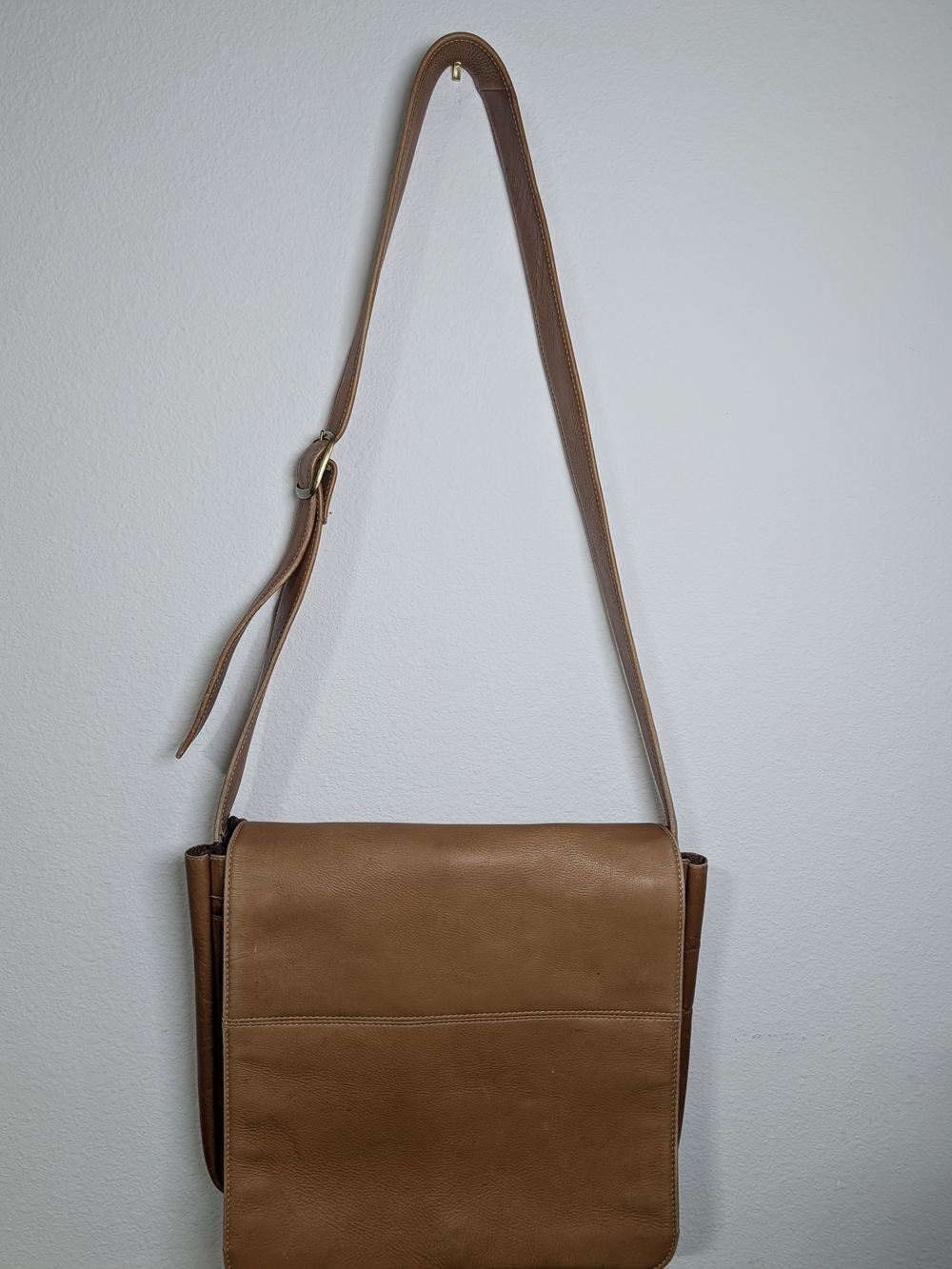 Classic Tan Leather Crossbody Bag - Timeless Women's Shoulder Bag